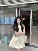 韩版浅黄色无袖连衣裙，女夏季2024小个子宽松气质，背心花苞短裙