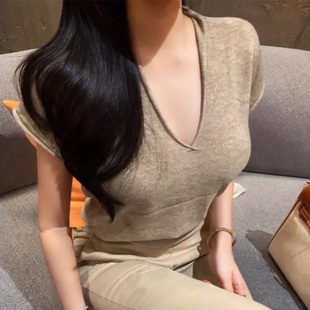 韩国东大门简约v领修身显身材性感气质百搭短袖，针织衫上衣女