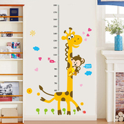 儿童宝宝室内游乐区测量身高，贴墙贴纸玻璃门布置卡通长颈鹿图墙纸