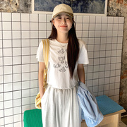 设计感刺绣图案短袖t恤女2024夏季韩系休闲内搭外穿辣妹短款上衣