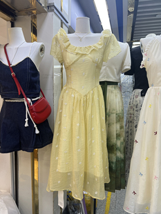 韩版夏季潮流时尚十三行森系淑女，碎花刺绣小飞袖，荷叶领连衣裙