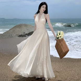 海边度假沙滩裙超仙女，v领露背在逃公主白色，挂脖吊带裙连衣裙夏季