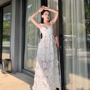 24夏法式纯欲性感白色吊带连衣裙女重工轻奢立体蕾丝花朵拖地长裙