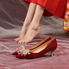 中式红色秀禾婚鞋新娘鞋2024年春夏3cm低跟水晶，高跟鞋女绒面