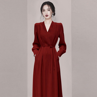 QIR高级感红色连衣裙女2024春装法式气质敬酒服V领长袖礼服裙