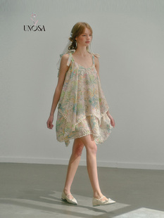 UNOSA原创设计彩色镂空印花度假氛围感蝴蝶结连衣裙