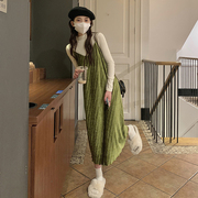 孕妇装高级感绿色丝绒吊带连衣裙女秋冬季法式复古气质两件套裙子