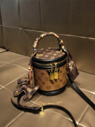 香港品牌包包女士2024高级手提发财桶斜跨小包真皮单肩水桶包