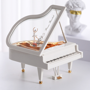 可以个性刻字钢琴音乐盒，小女孩可跳舞