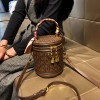 香港品牌包包女士2024圆筒手提单肩小包包真皮复古斜跨水桶包