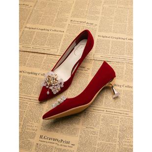 大码女鞋41一43红色婚鞋尖头细跟绒面加宽加肥水晶中式秀禾高跟P