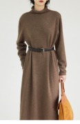 暖棕色纯羊绒自然卷边半高领连衣裙