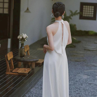 轻婚纱挂脖简约旅拍性感，露背超仙白色，显瘦鱼尾拖尾韩式迎宾出门纱
