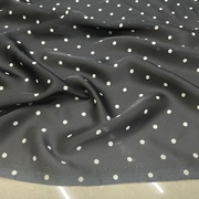 黑白色水玉点雪纺缎布料，半透明顺垂飘逸夏季连衣裙衬衫设计师面料