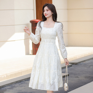 刺绣白色连衣裙2024年秋装弹力，高腰泡泡袖气质，方领百搭打底裙