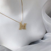 日系轻奢M字母时尚专属英文锁骨链竹节链项链精致钛钢镀14K淡金色