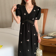 韩国chic夏季复古气质v领刺绣花朵，拼接蕾丝收腰泡泡袖连衣裙长裙