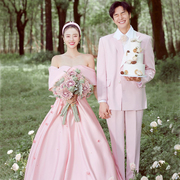 影楼主题森系情侣套装，粉色婚纱礼服露肩个性缎面，工作室外景摄影服