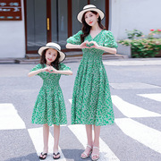 高端亲子装母女装绿色碎花沙滩，裙夏季短袖，连衣裙女童洋气公主裙子