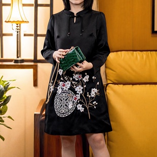 新中式国风女装2024春装，裙盘扣重工刺绣连衣裙，时髦减龄高级感