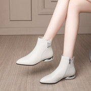 米白色真皮今年流行短靴子2023春秋单靴平跟尖头职业女靴