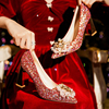 水晶亮片新娘结婚鞋女2023年红色，秀禾服孕妇，中式粗跟高跟鞋子