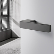 现代卧室门锁室内房间，简约木门灰色门把手磁吸静音，极简生态房门锁