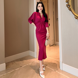 玫红色设计感中长款连衣裙2023春秋，甜辣风绝美长袖子v领长裙