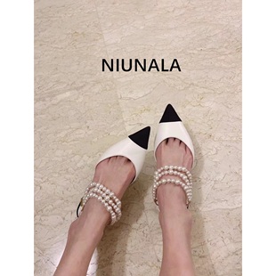 niunala2024年夏小香风尖头珍珠链平底鞋黑白，拼色浅口中空凉鞋女