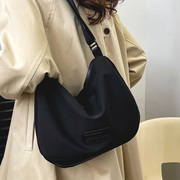 今年流行小众设计包包2024百搭纯色单肩包休闲女包斜挎通勤包