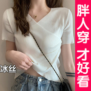 大码冰丝t恤女夏韩版设计感小众交叉v领薄款针织短袖白色上衣胖mm