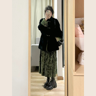 冬装搭配一整套新中式国风黑色，丝绒外套绿色提花，半身裙两件套装女