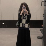 gg。xzoxzo2024年秋冬复古赫本风时尚，黑色针织长袖连衣裙子两件套