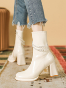 白色高跟短靴女2024春秋法式圆头粗跟瘦瘦马丁靴珍珠链条单靴