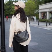 新加坡女包2023时尚马鞍休闲斜挎包软皮简约百搭黑色单肩小包