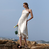 白色斜肩连衣裙缎面高级感露肩沙滩裙法式单肩日常平时可穿小礼服
