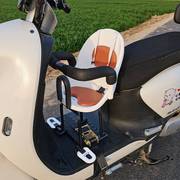 踏板电动车儿童座椅前置摩托车宝宝电瓶，车上的前面小孩防护坐椅