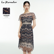 La Koradior拉珂蒂设计感印花网纱百褶轻薄收腰中长款连衣裙女