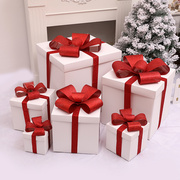 年货大盒子圣诞节元旦新年装饰白色，礼物盒堆头，商场店铺橱窗布