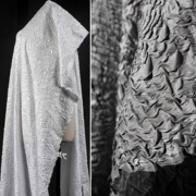 白/浅灰色水波纹绉布 再造微光肌理平布压褶连衣裙服装设计师面料