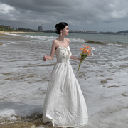 白色超仙蝴蝶结露背吊带，连衣裙女夏季高级氛围，感海边度假长裙