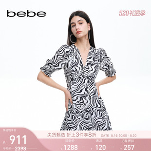 bebe春夏系列女黑白斑马，纹印花v领收腰连衣裙250012