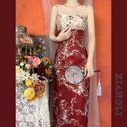 巷里复古新中式国风红色，吊带裙女秋冬重工，提花修身显瘦开叉连衣裙
