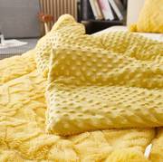 抱枕被子两用汽车载午睡毯子沙发折叠靠垫办公室加厚冬季绒毯可爱