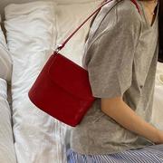 高档轻奢女包包2022高级质感小众设计红色单肩斜挎包百搭水桶
