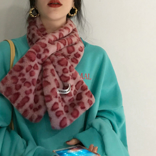韩国chic冬季百搭树莓粉豹纹字母贴布标设计感交叉毛绒围巾女