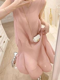三宅褶皱粉色无袖连衣裙女2023夏季高级感气质宽松显瘦中长裙