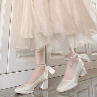 太仙女了~白色玛丽珍鞋珍珠丝带，2023年粗跟法式高跟鞋婚鞋女