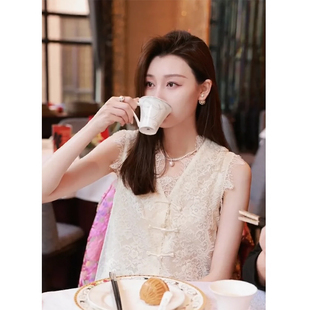 新中式中国风女装今年流行白色蕾丝，马甲背心女款2024夏季