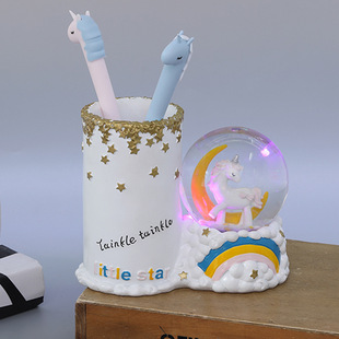 新年礼物卡通创意，发光水晶玻璃球笔筒音乐盒，树脂工艺品摆件